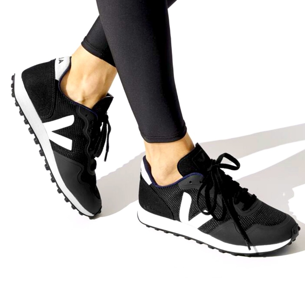 VEJA - Women’s sneakers black/white. Size 9